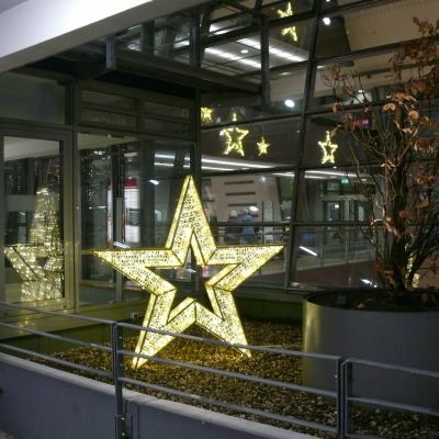 Weihnachtsdekorationen EKZ RheinBerg Galerie Sterne Innen